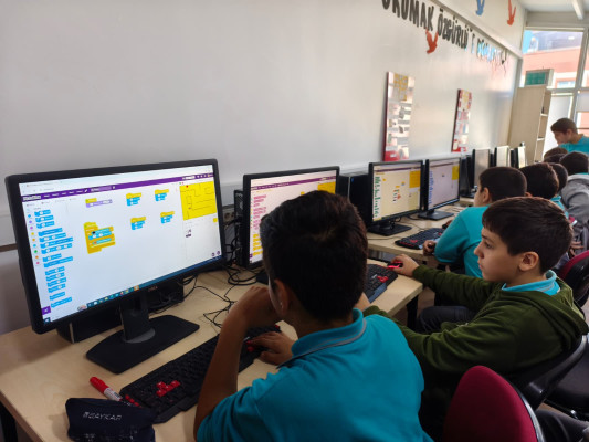 Scratch ile Labirentten Kaçış: Algoritma ve Oyun Tasarımı ile Labirentten Kaçış: Algoritma ve Oyun Tasarımı